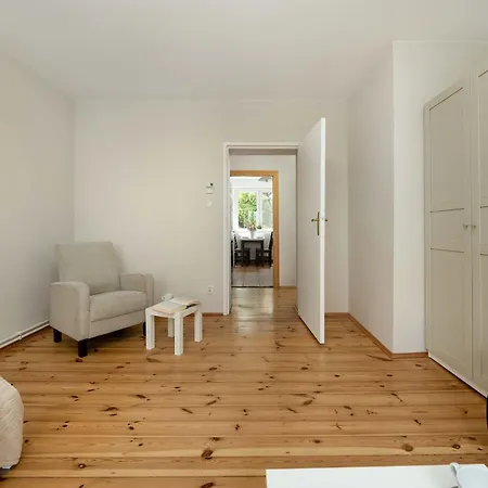 Family With Balcony In By Renters Lejlighed