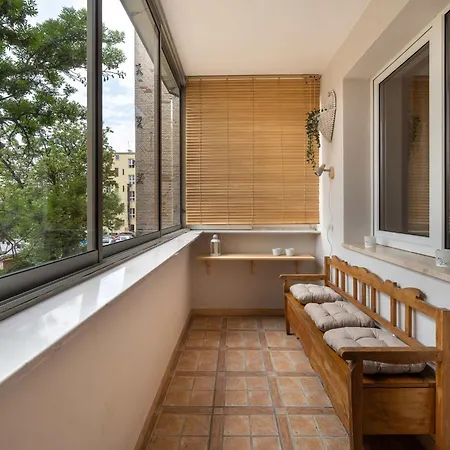 Family With Balcony In By Renters Lejlighed