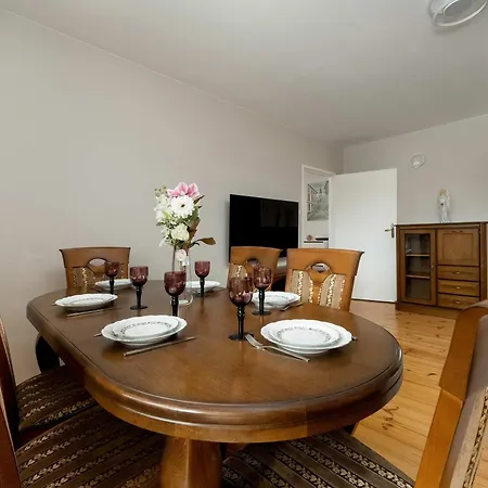 Family With Balcony In By Renters Lejlighed *